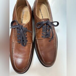 Johnston and Murphy Huxley Moc toe lace up Derby. Raised seam on vamp. Size 10